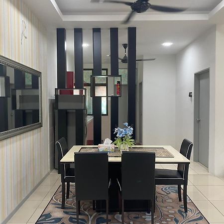 Klia Redza Homestay Kota Warisan Malay Only Sepang Extérieur photo