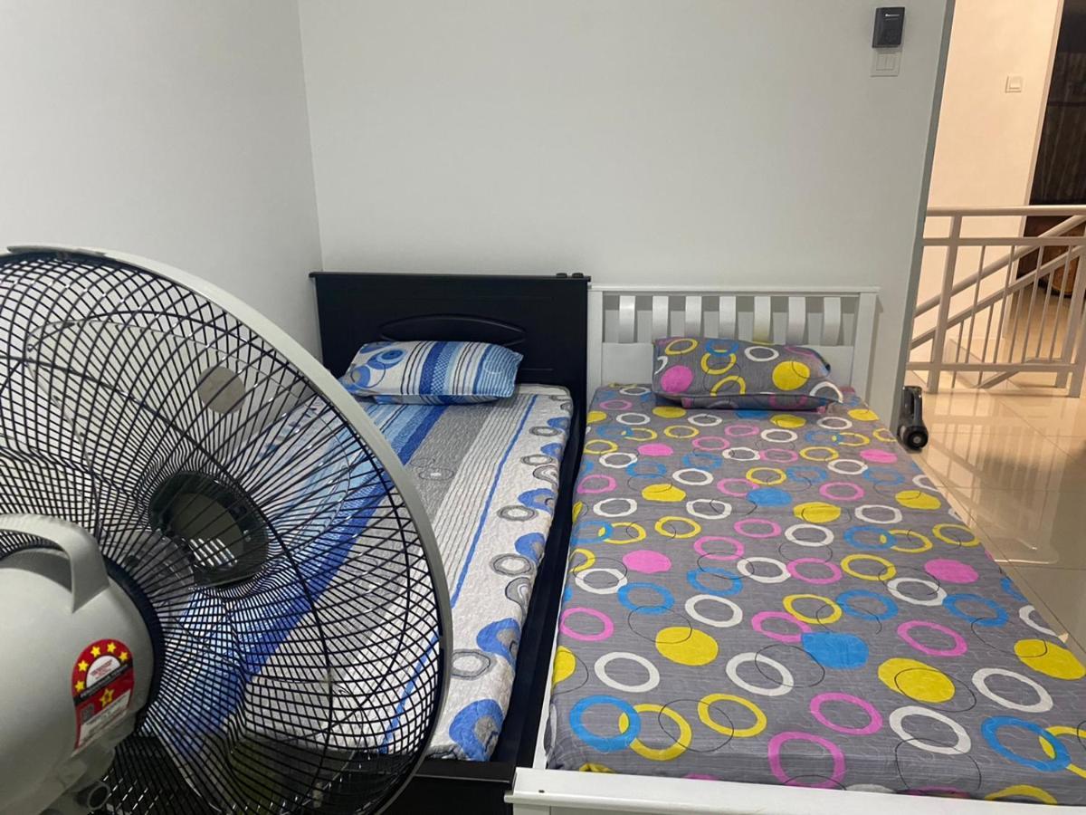 Klia Redza Homestay Kota Warisan Malay Only Sepang Extérieur photo